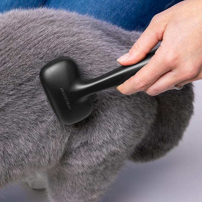 Tweezerman Dog and Cat Slicker Brush for Pets, Grooming Brush with Coated Bristles to Prevent Scratching and Ergonomic Handle